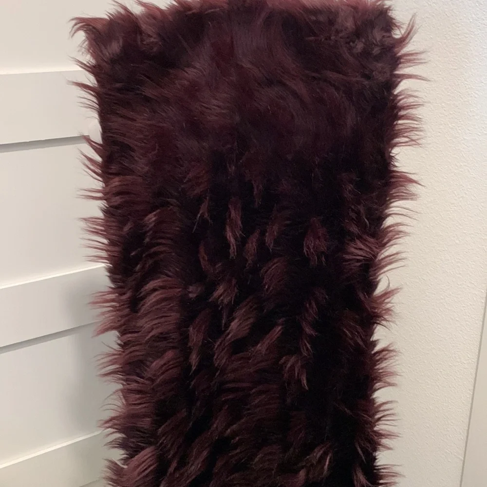 NWOT TAHARI Table Runner